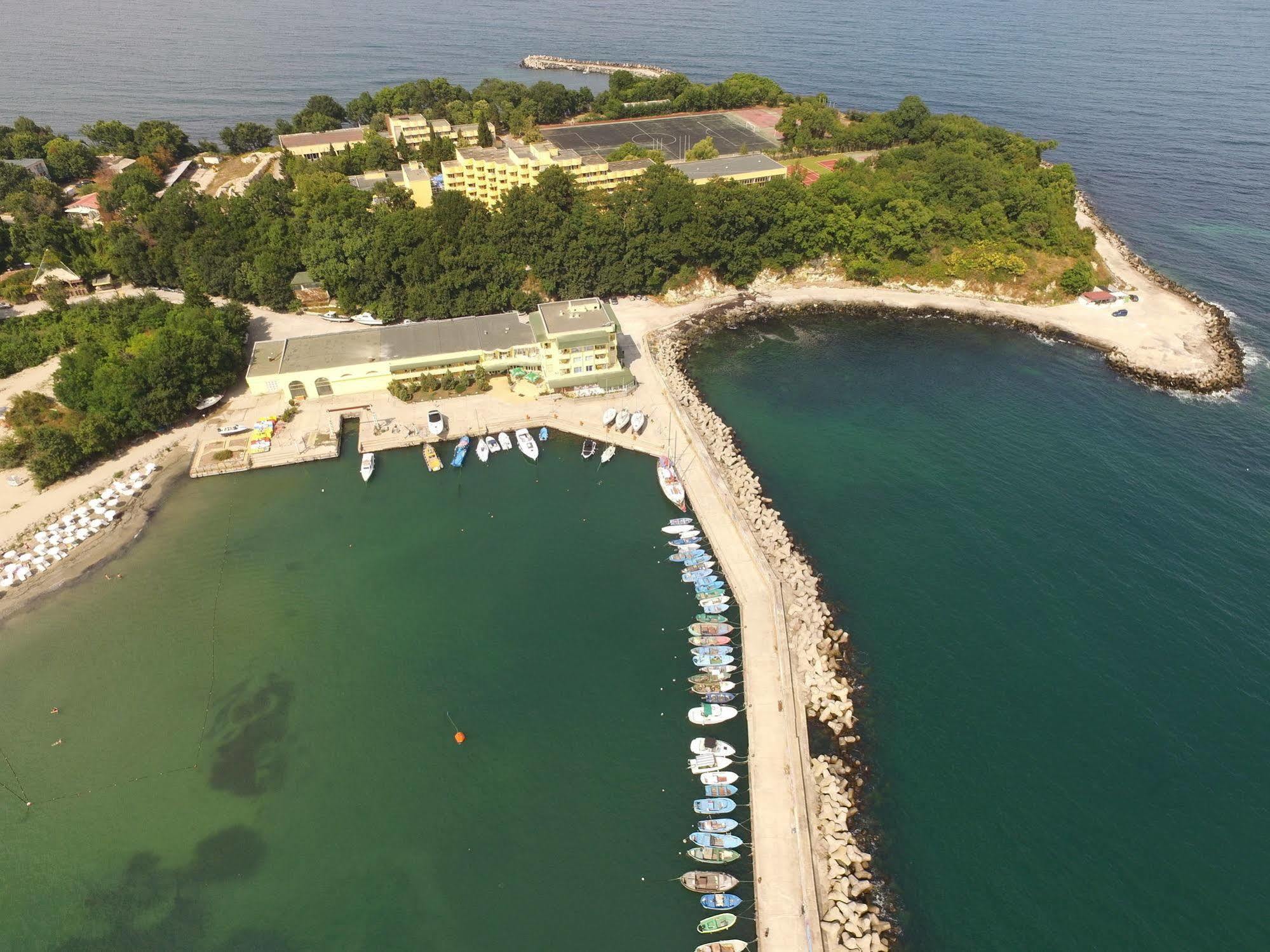 Hotel Marina Kiten  Exterior photo