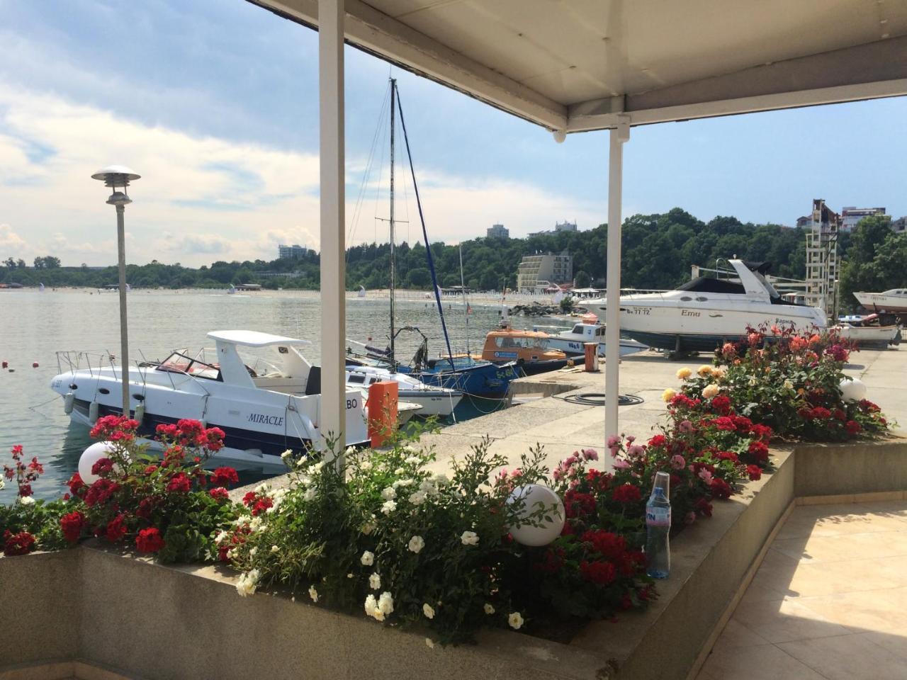 Hotel Marina Kiten  Exterior photo